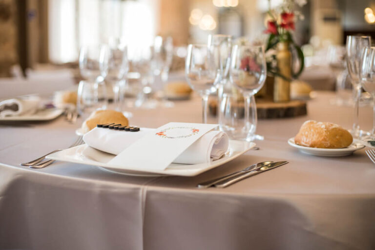 Jak zorganizować przyjęcie komunijne w restauracji bez stresu?