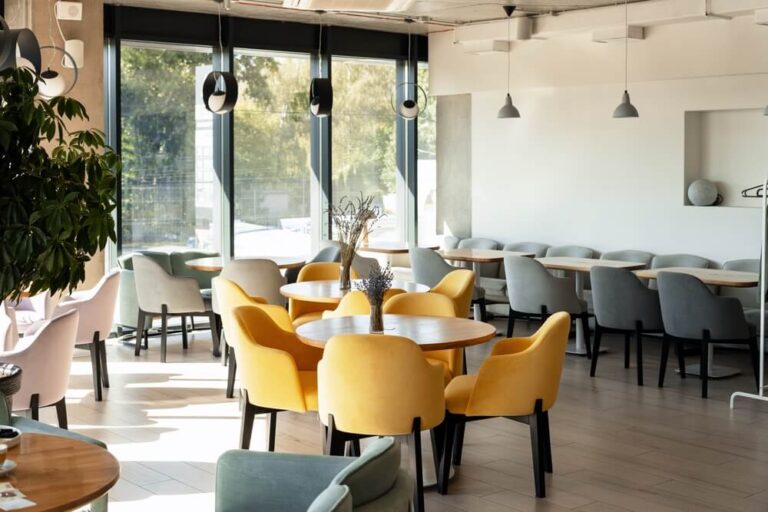 Jak atmosfera restauracji wpływa na rozmowę i samopoczucie gości?